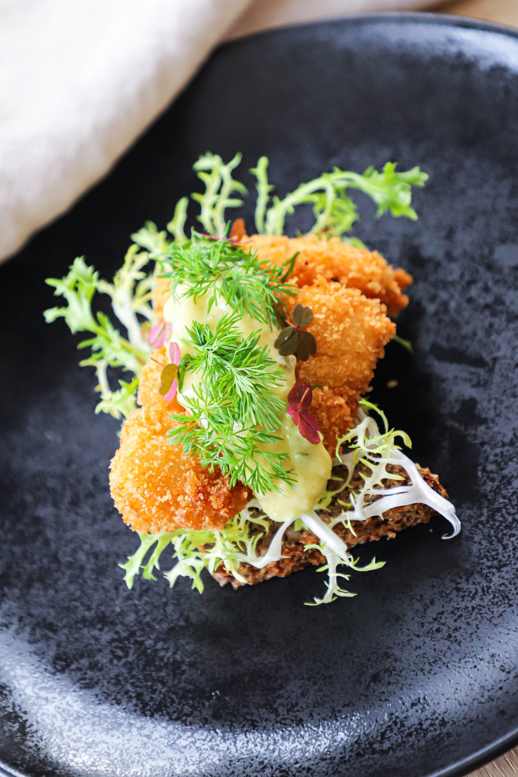 Sprød hellefisk med pickles - Opskrift på smørrebrød