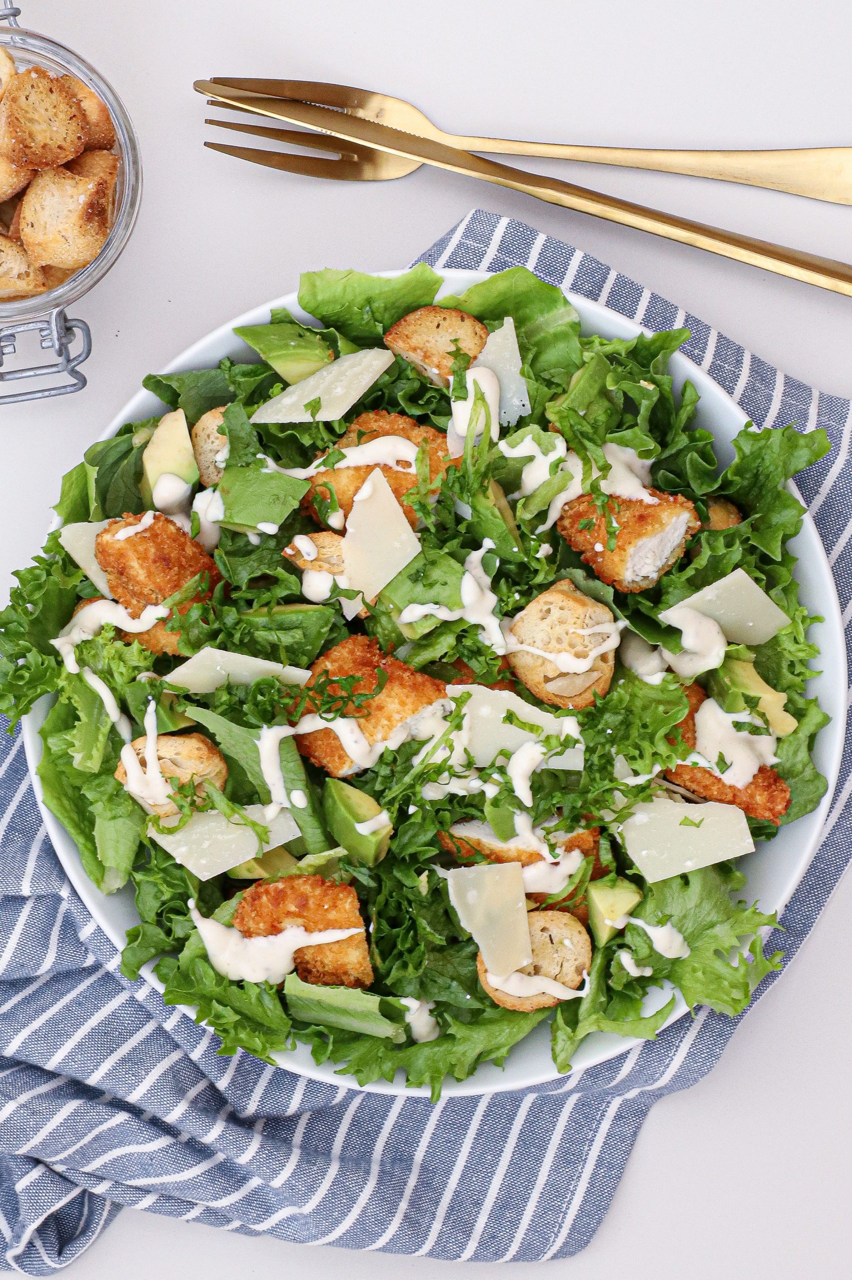 Cæsarsalat med crispy kylling - Opskrift på caesar salat