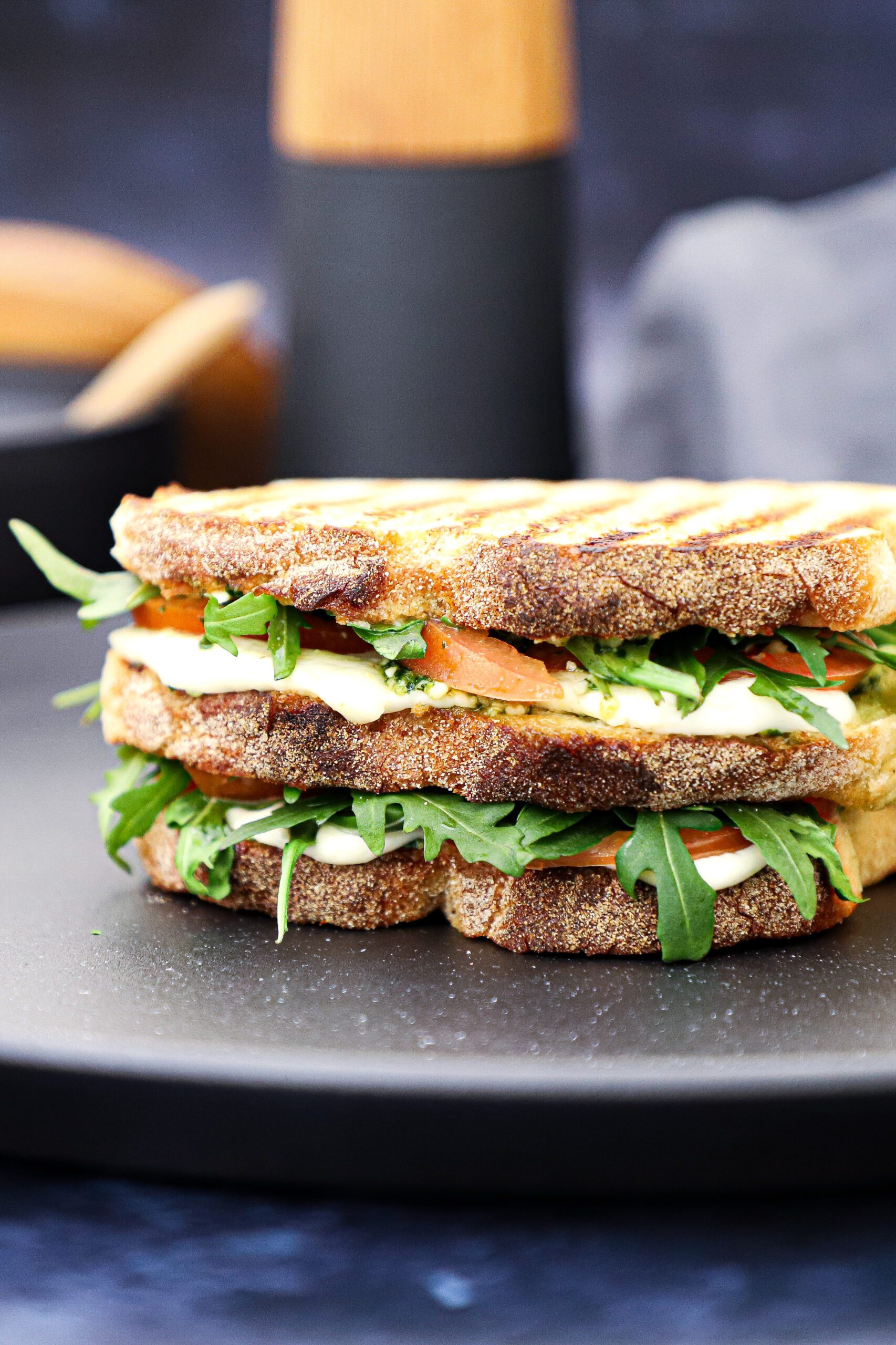Sandwich med tomat, ost og pesto - Opskrift på grillet sandwich