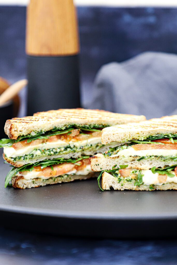 Sandwich med tomat, ost og pesto - Opskrift på grillet sandwich