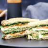 Sandwich med tomat, ost og pesto - Opskrift på grillet sandwich