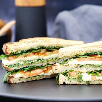 Sandwich med tomat, ost og pesto - Opskrift på grillet sandwich