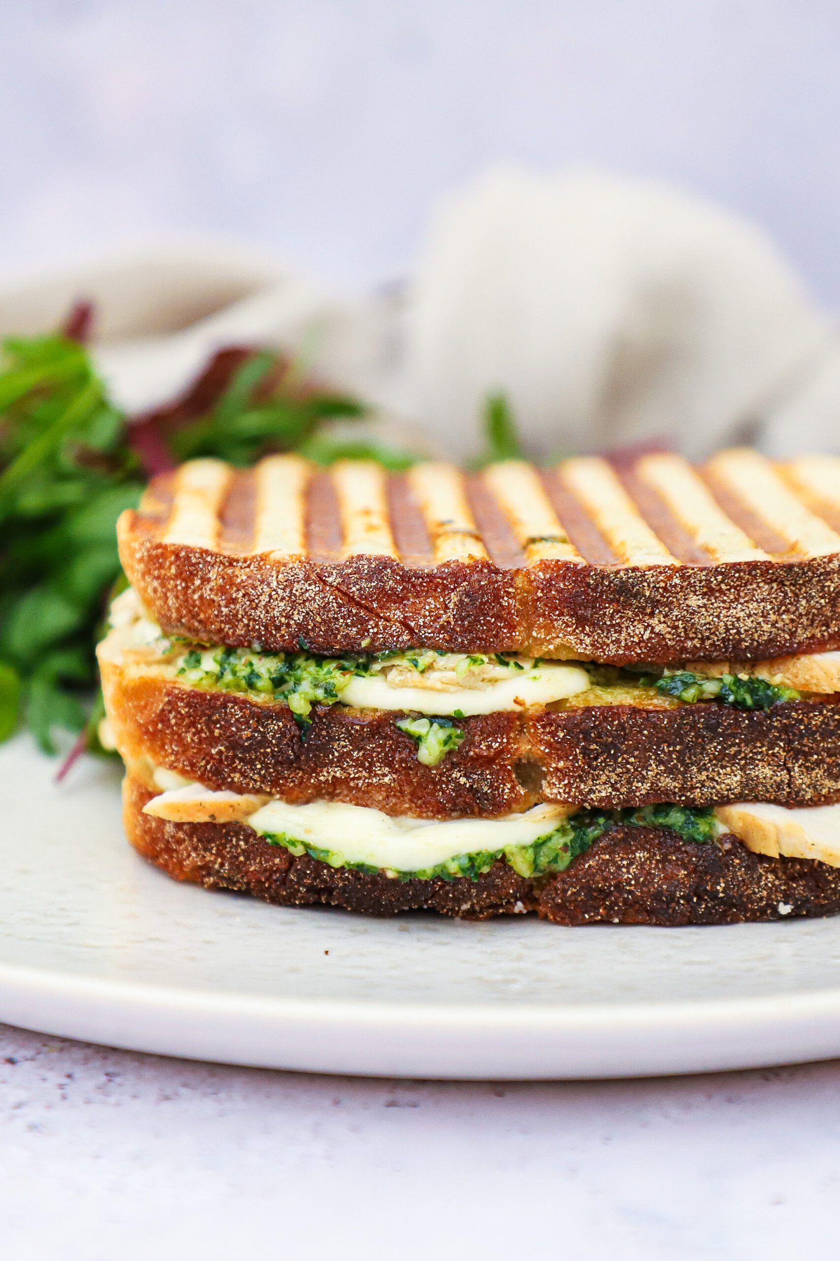 Sandwich med kylling og pesto - Opskrift på kyllingesandwich