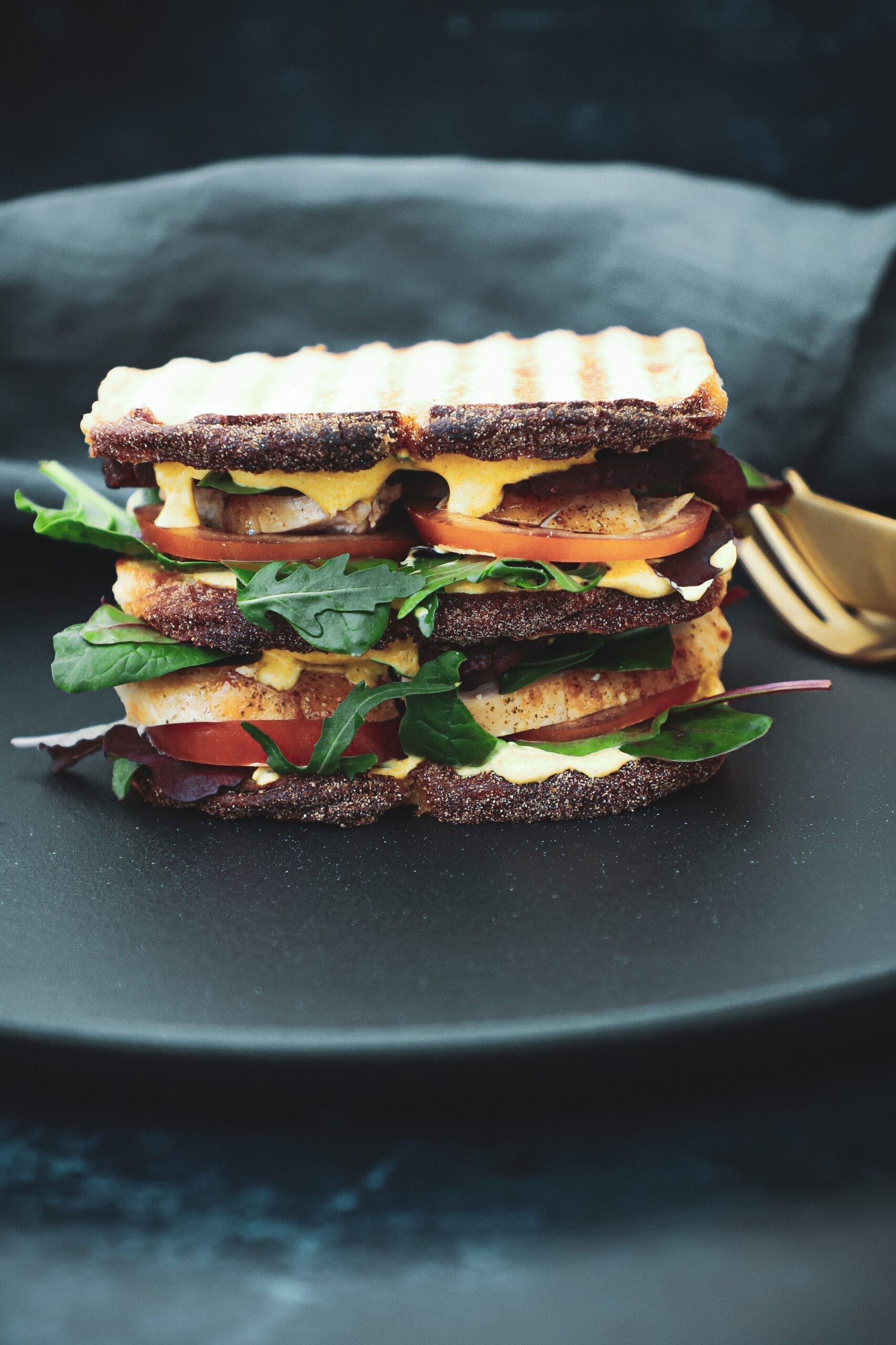 Club sandwich - Opskrift på club sandwich med karrydressing