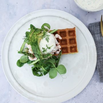 Opskrift på lækre vafler med rejer, avocado og frisk dressing