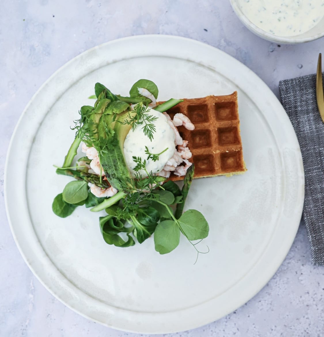 Opskrift på lækre vafler med rejer, avocado og frisk dressing