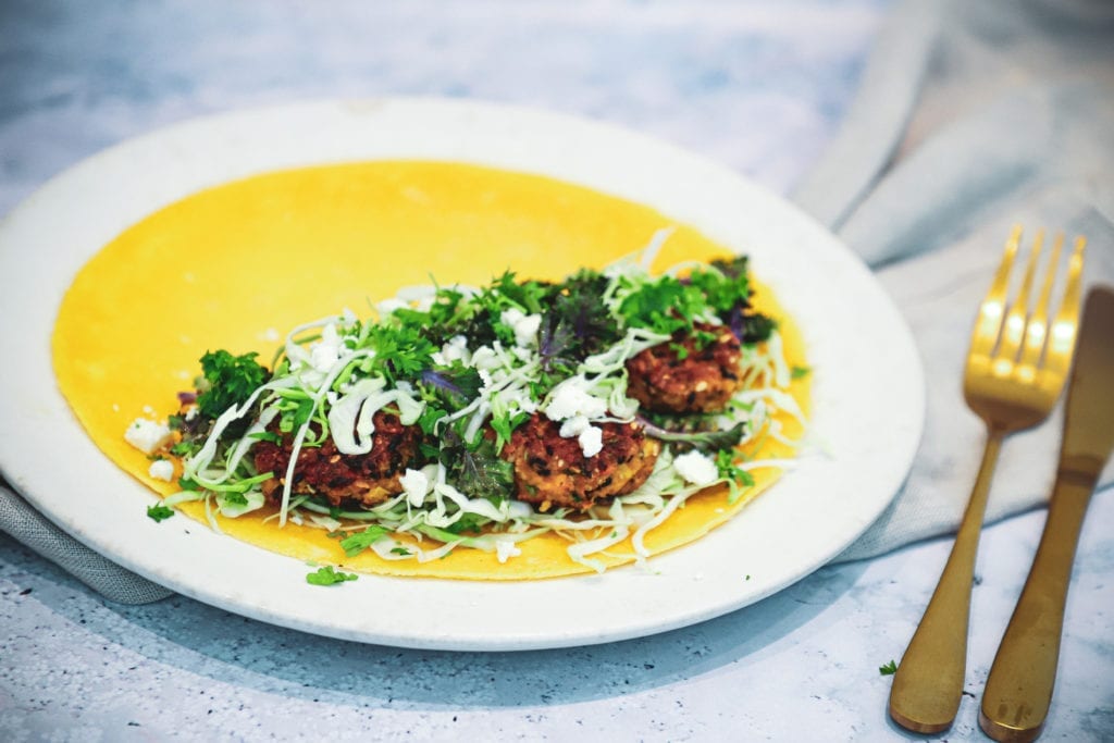 Opskrift på de lækreste linsefrikadeller i æggewrap
