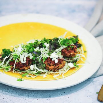 Opskrift på de lækreste linsefrikadeller i æggewrap