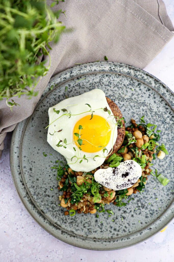 Hakkebøf - Opskrift på hakkebøf med spejlæg og lun linsesalat