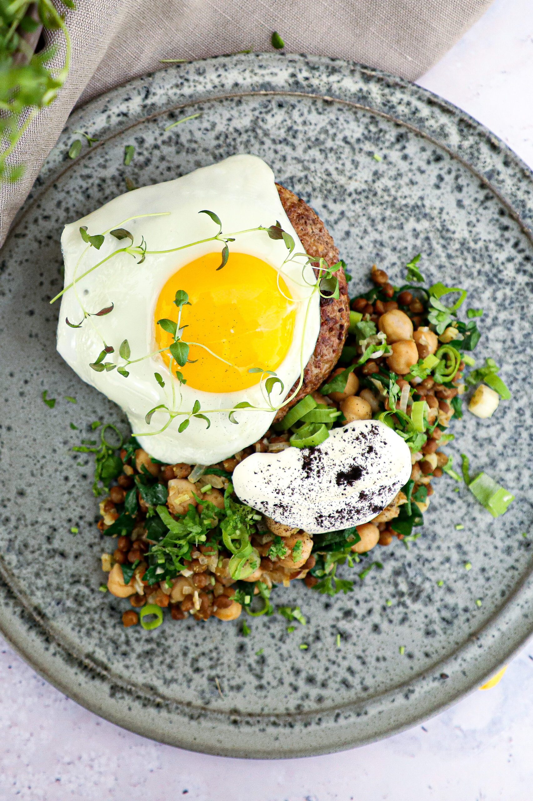 Hakkebøf - Opskrift på hakkebøf med spejlæg og lun linsesalat