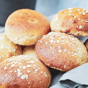 Bløde grovboller - Opskrift på bløde grov boller med gulerod