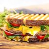 Skinke sandwich - Opskrift på sandwich med skinke, ost og grønt