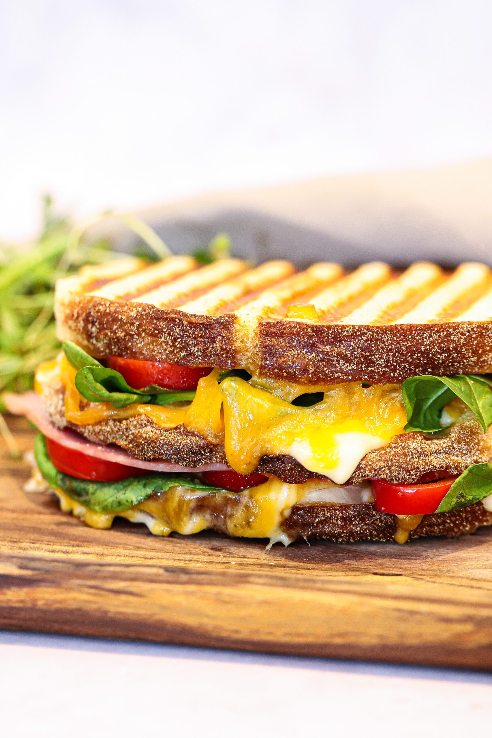 Skinke sandwich - Opskrift på sandwich med skinke, ost og grønt
