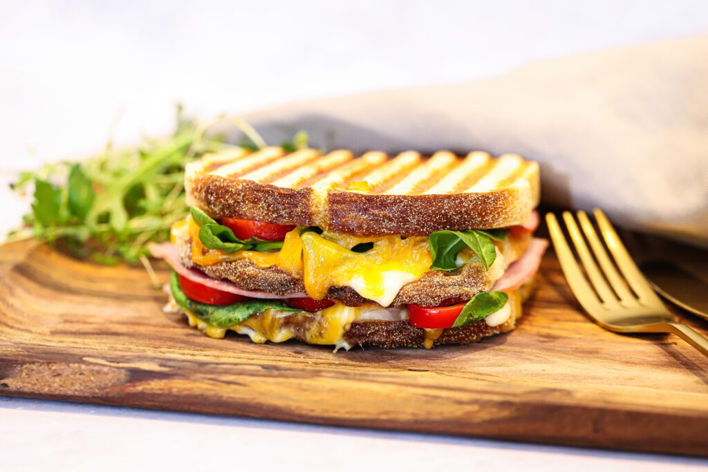Skinke sandwich - Opskrift på sandwich med skinke, ost og grønt