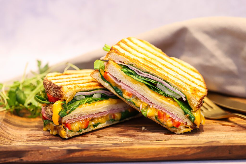 Skinke sandwich - Opskrift på sandwich med skinke, ost og grønt