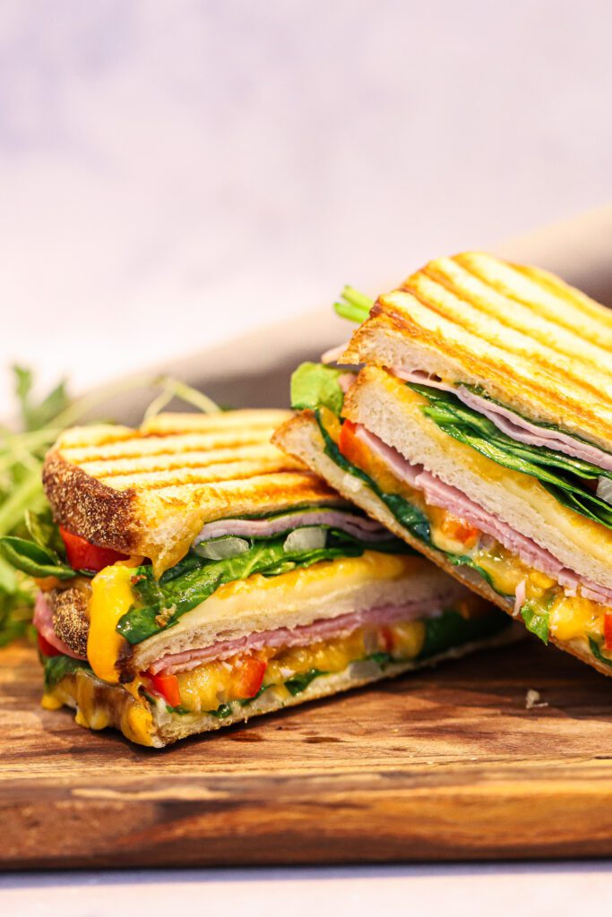 Skinke sandwich - Opskrift på sandwich med skinke, ost og grønt