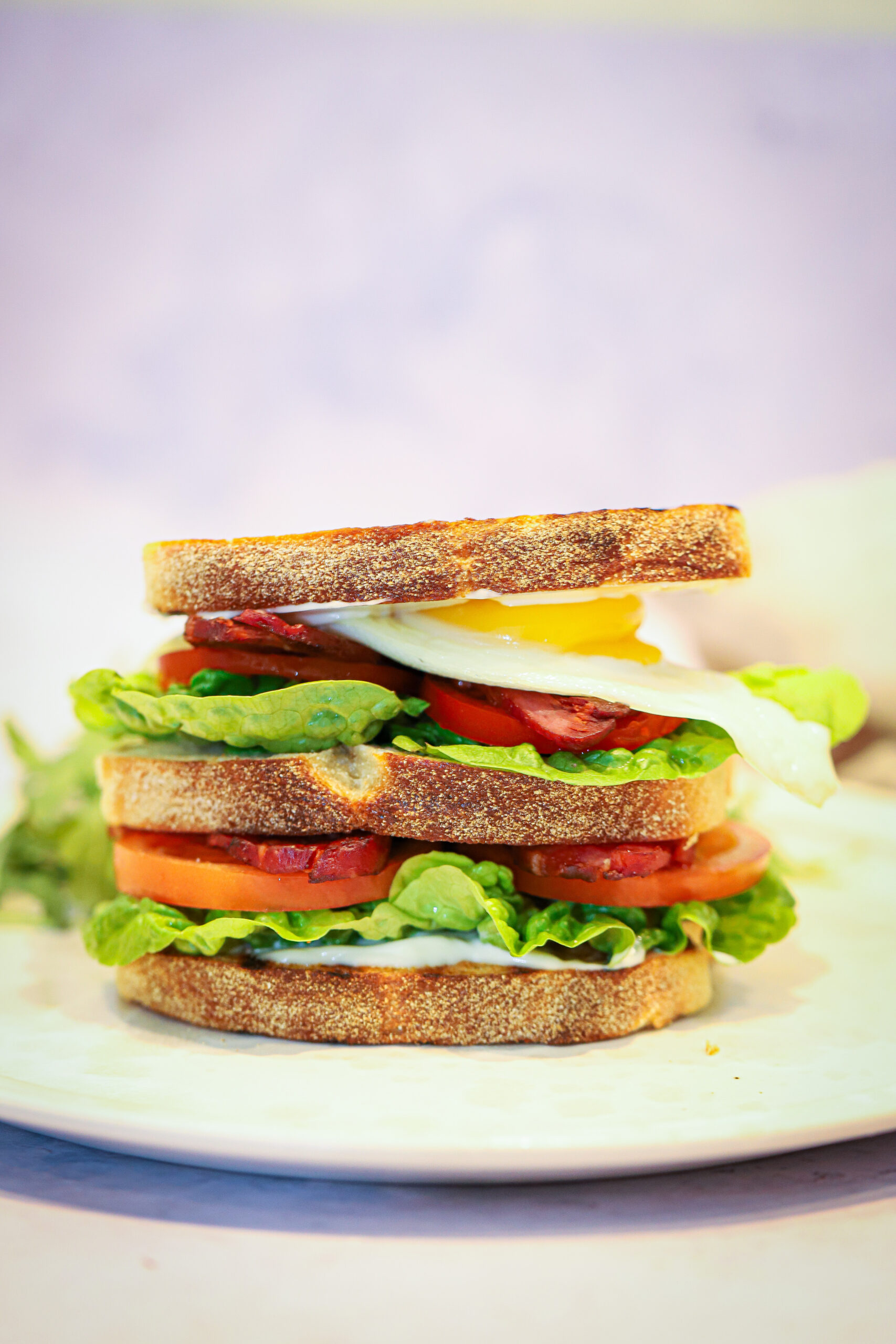 BLT - Opskrift på sandwich med bacon, tomat, salat og spejlæg