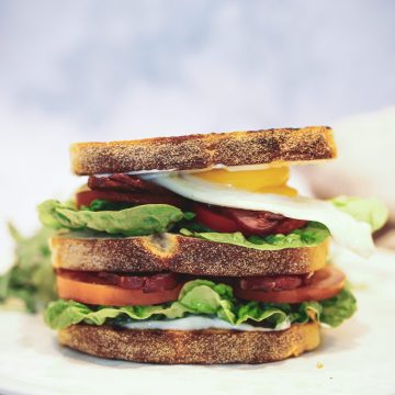 BLT - Opskrift på sandwich med bacon, tomat, salat og spejlæg