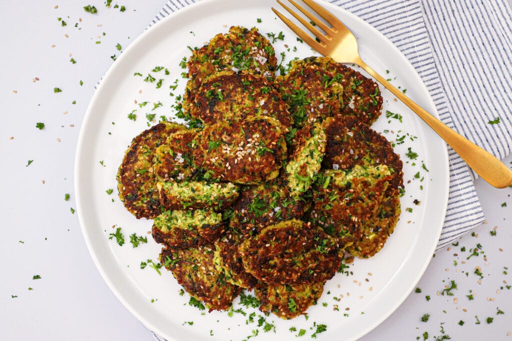 Squashfrikadeller - Opskrift på sprøde vegetarfrikadeller