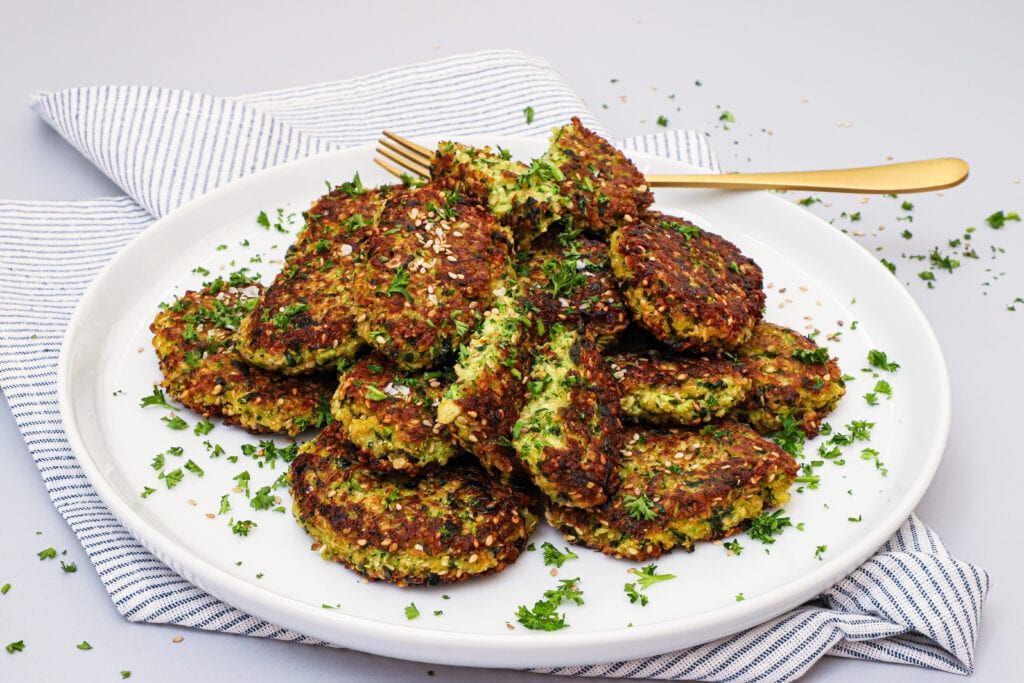 Squashfrikadeller - Opskrift på sprøde vegetarfrikadeller