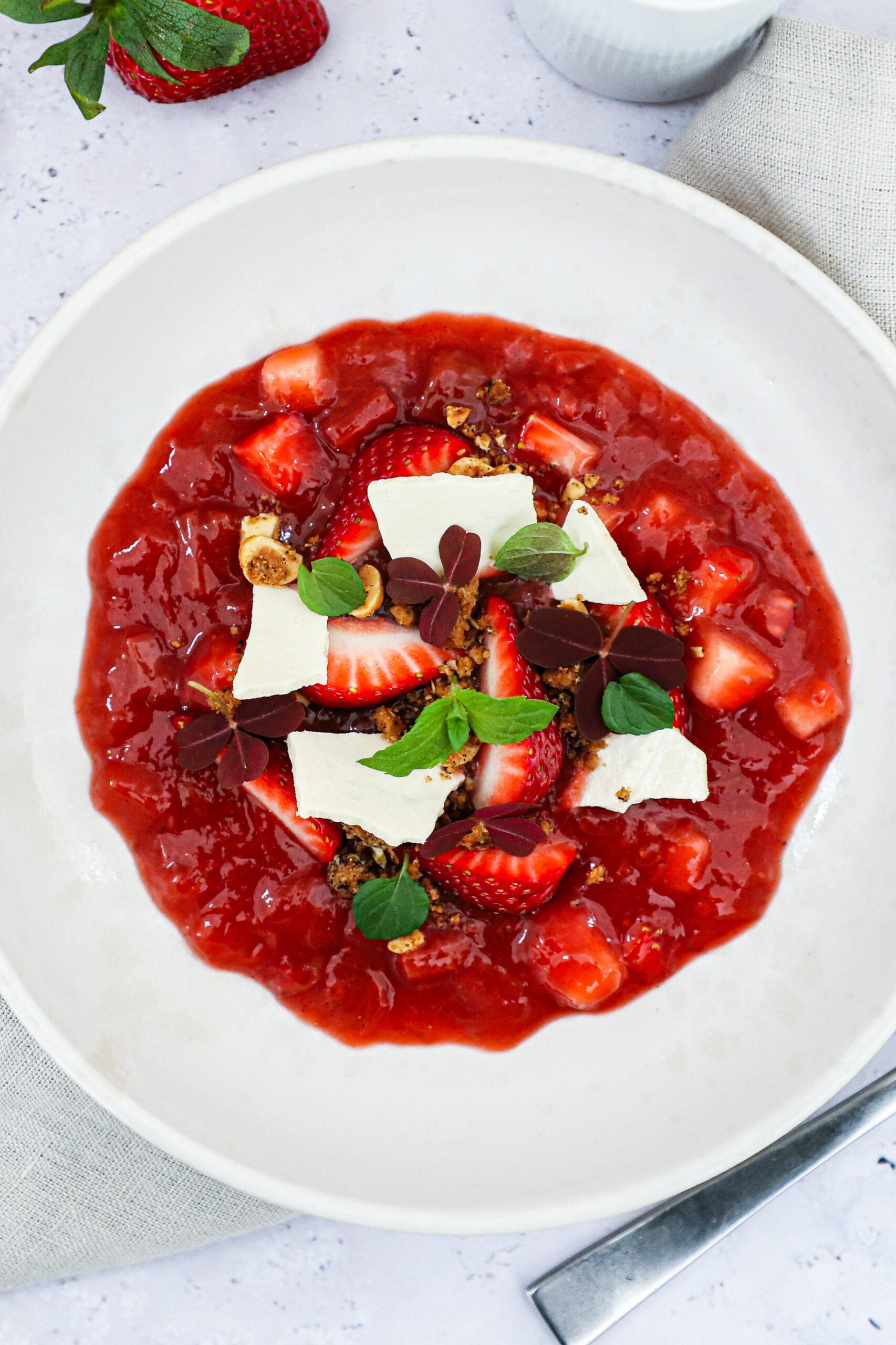 Rødgrød - Opskrift på jordbær-rabarbergrød med marengs og crumble