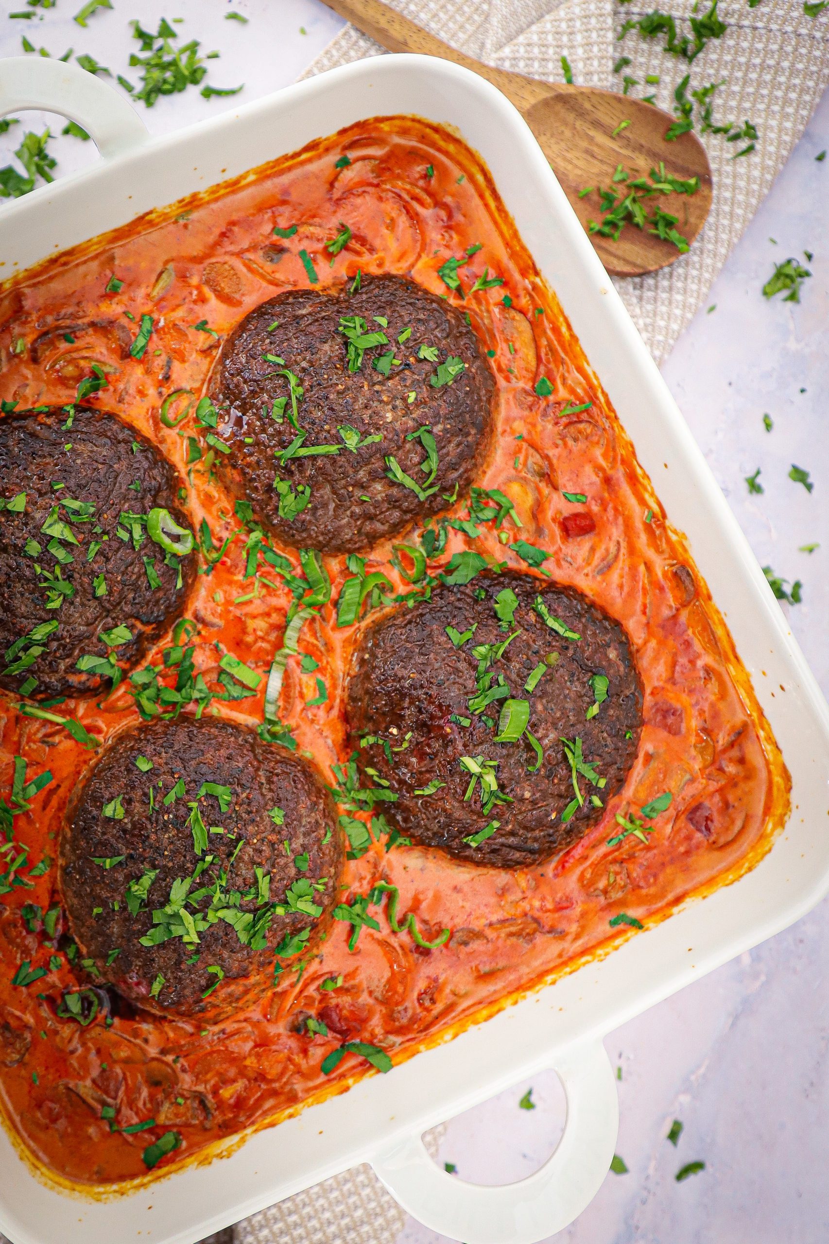 Hakkebøf i fad - Opskrift med cremet paprika flødesauce