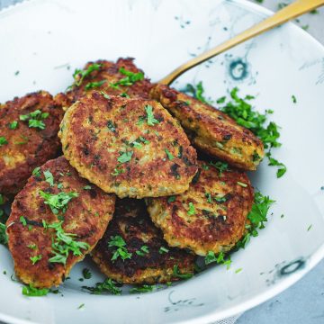 Opskrift på Sprøde risfrikadeller med grøntsager