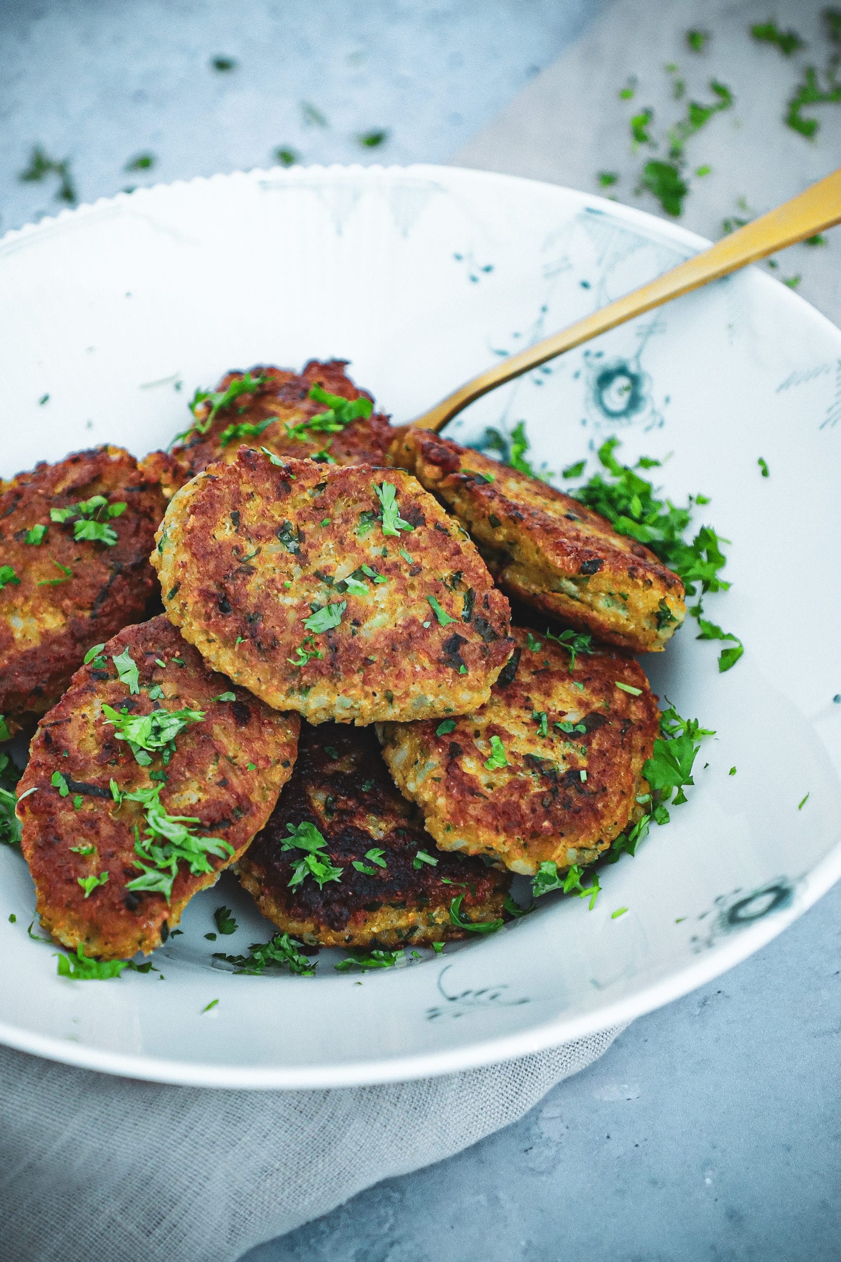 Opskrift på Sprøde risfrikadeller med grøntsager