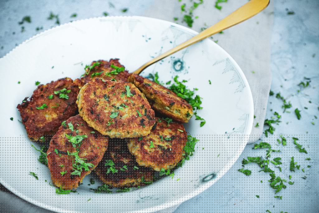 Opskrift på Sprøde risfrikadeller med grøntsager