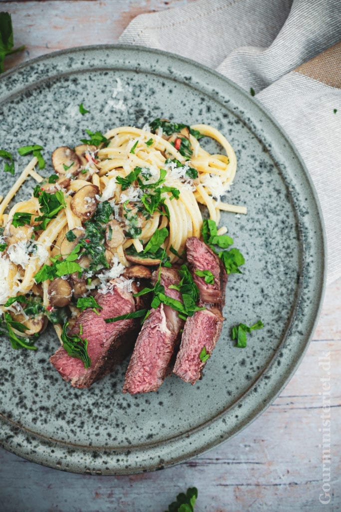 Ribeye med cremet svampe pasta - Opskrift på nem pastaret