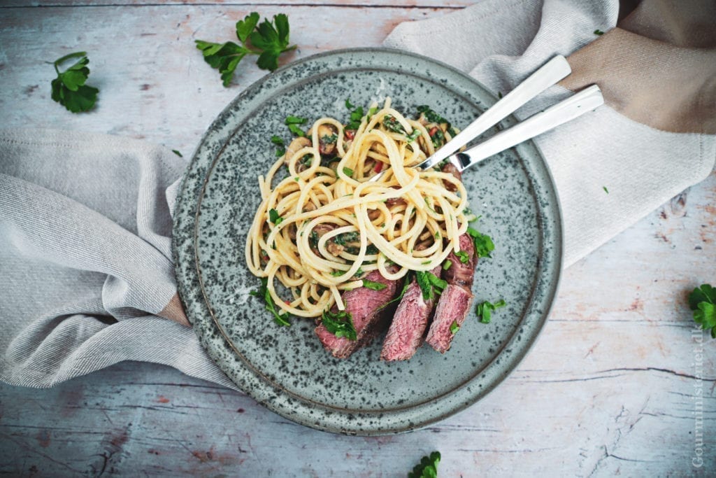 Ribeye - Pasta ,ed cremet svampe sauce