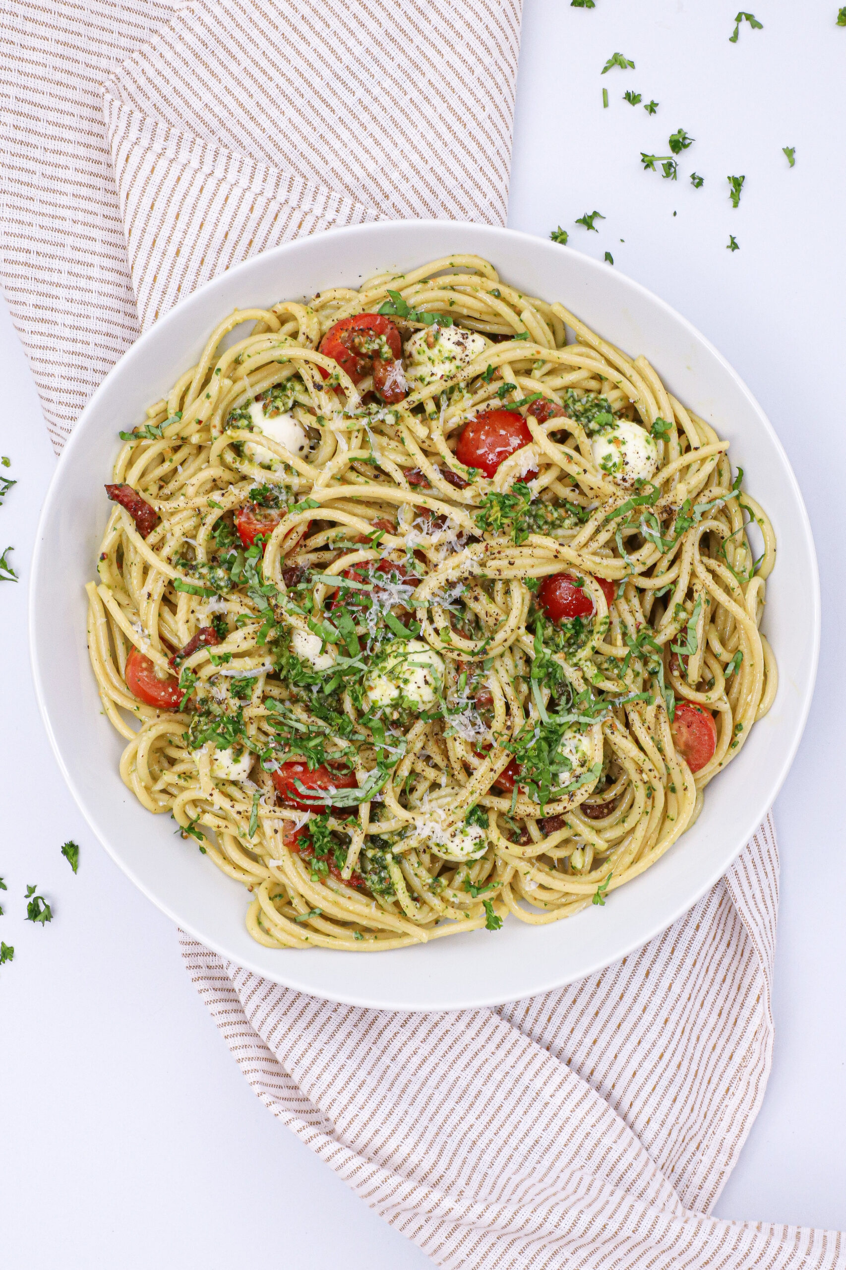 Pesto pasta - Opskrift med tomat, mozzarella og bacon