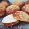 Burgerboller - Opskrift på klassiske burgerboller med sesam