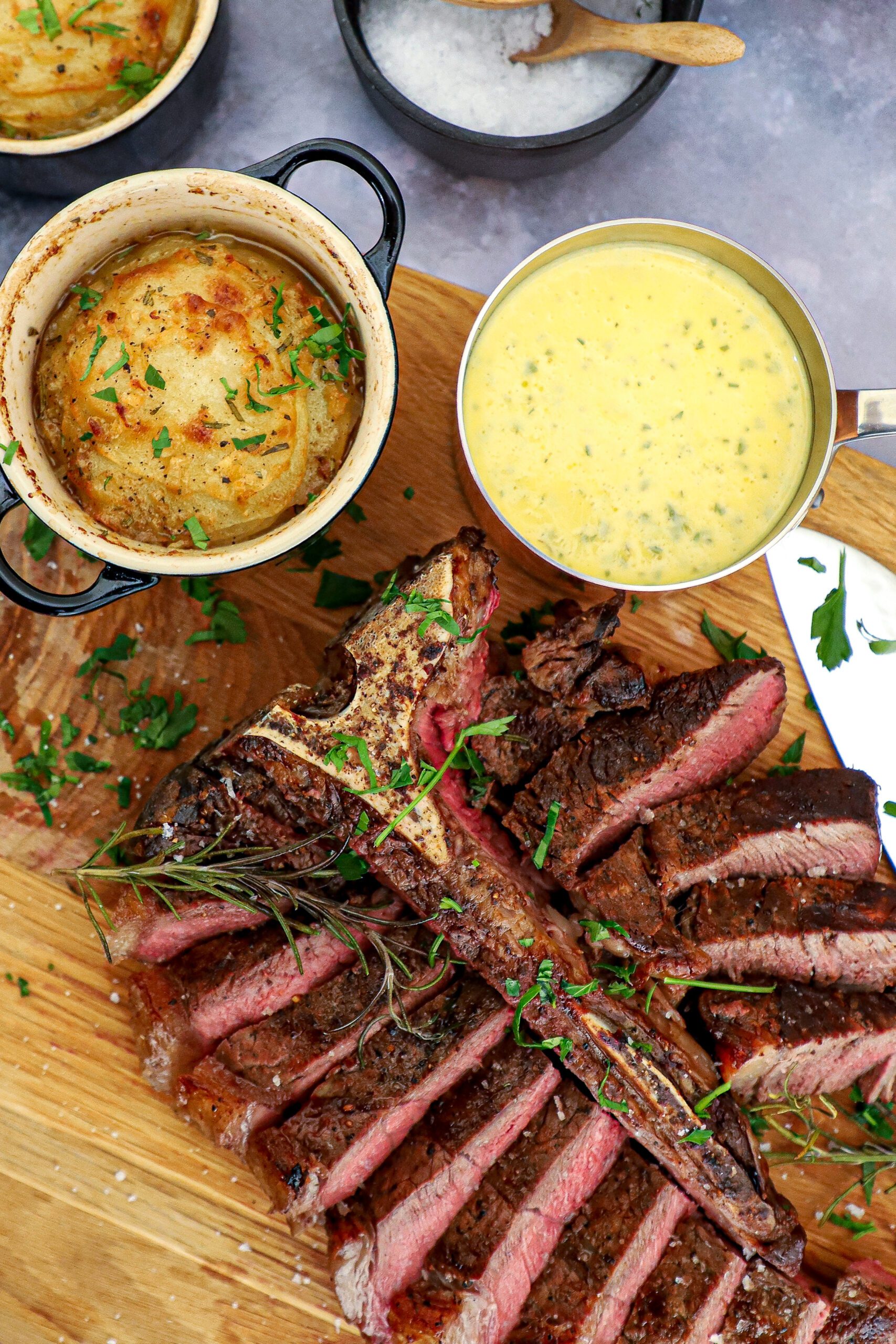 Grillet t-bone - Opskrift på stegt t-bone med pommes anna