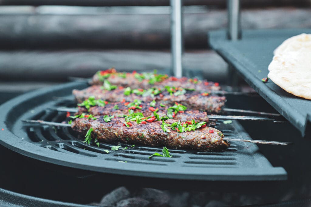 Köfte på spyd - Opskrift på krydrede tyrkiske frikadeller
