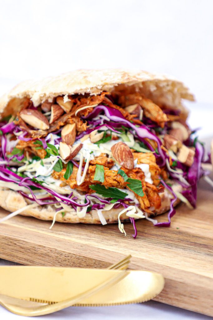 Pulled pork pita - Opskrift med kålsalat og urtedressing
