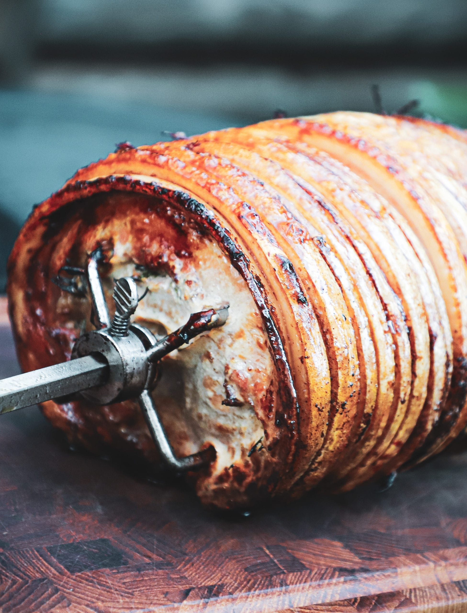 Porchetta - Opskrift på italiensk rullesteg på rotisseri