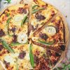 Opskrift på pizza med hakket oksekød, gorgonzola og grøn peber