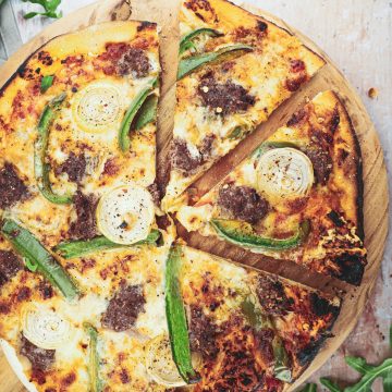 Opskrift på pizza med hakket oksekød, gorgonzola og grøn peber