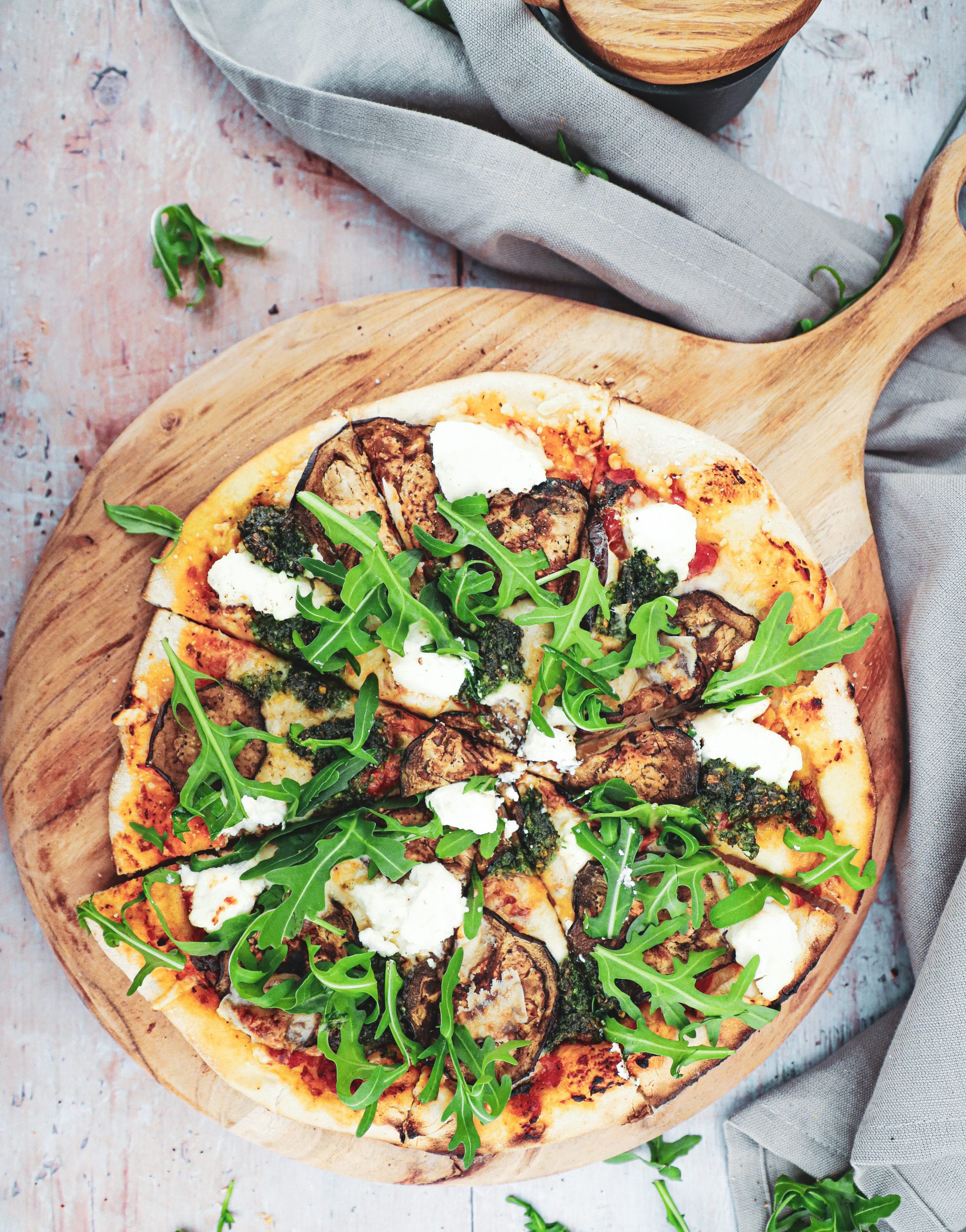 Opskrift på pizza med aubergine, ricotta og pesto - Inspiration til topping