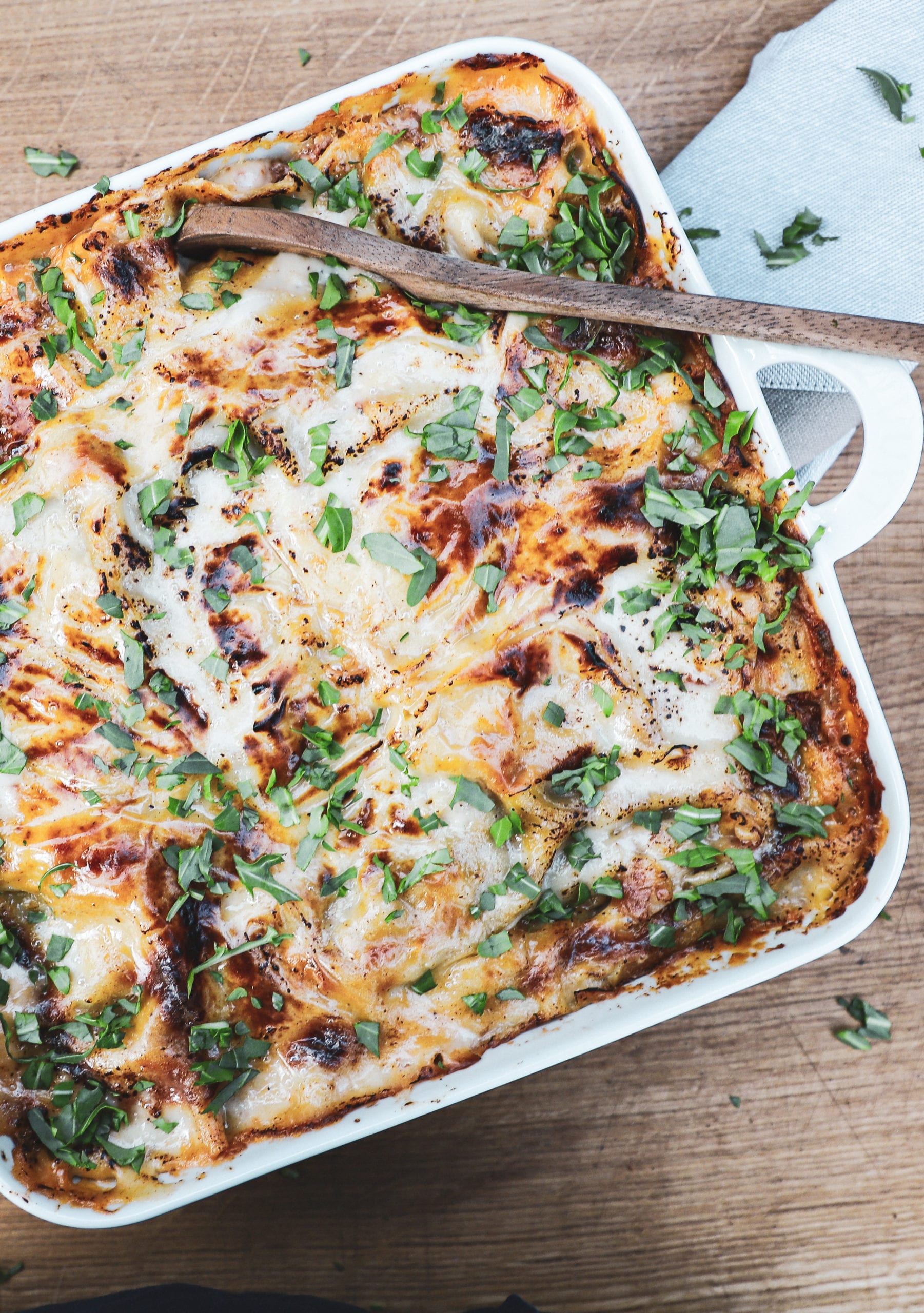 Moussaka - Opskrift på med aubergine, kartofler og oksekød