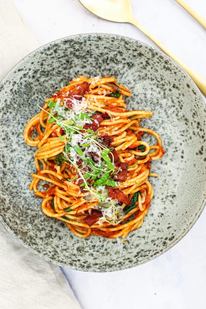 Pasta i krydret tomatsauce med bacon - Opskrift på nem pasta