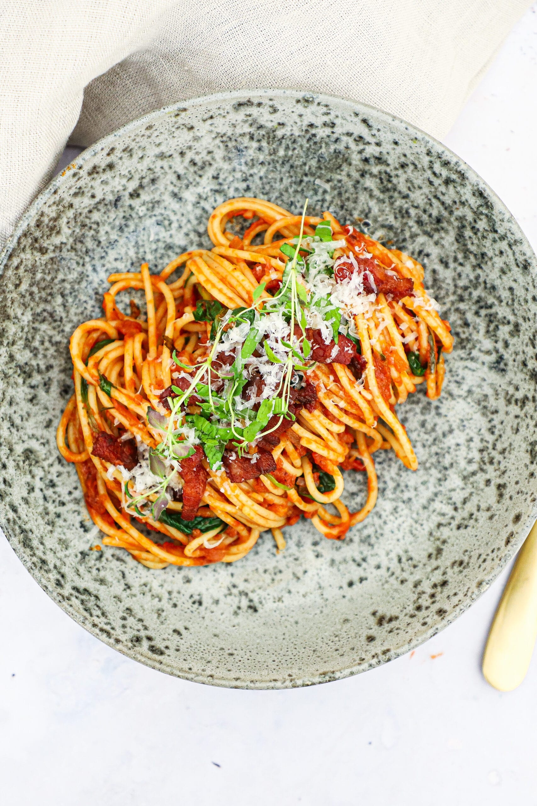 Pasta i krydret tomatsauce med bacon - Opskrift på nem pasta
