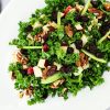 Grønkålssalat - Opskrift på salat med grønkål, æble og perlebyg