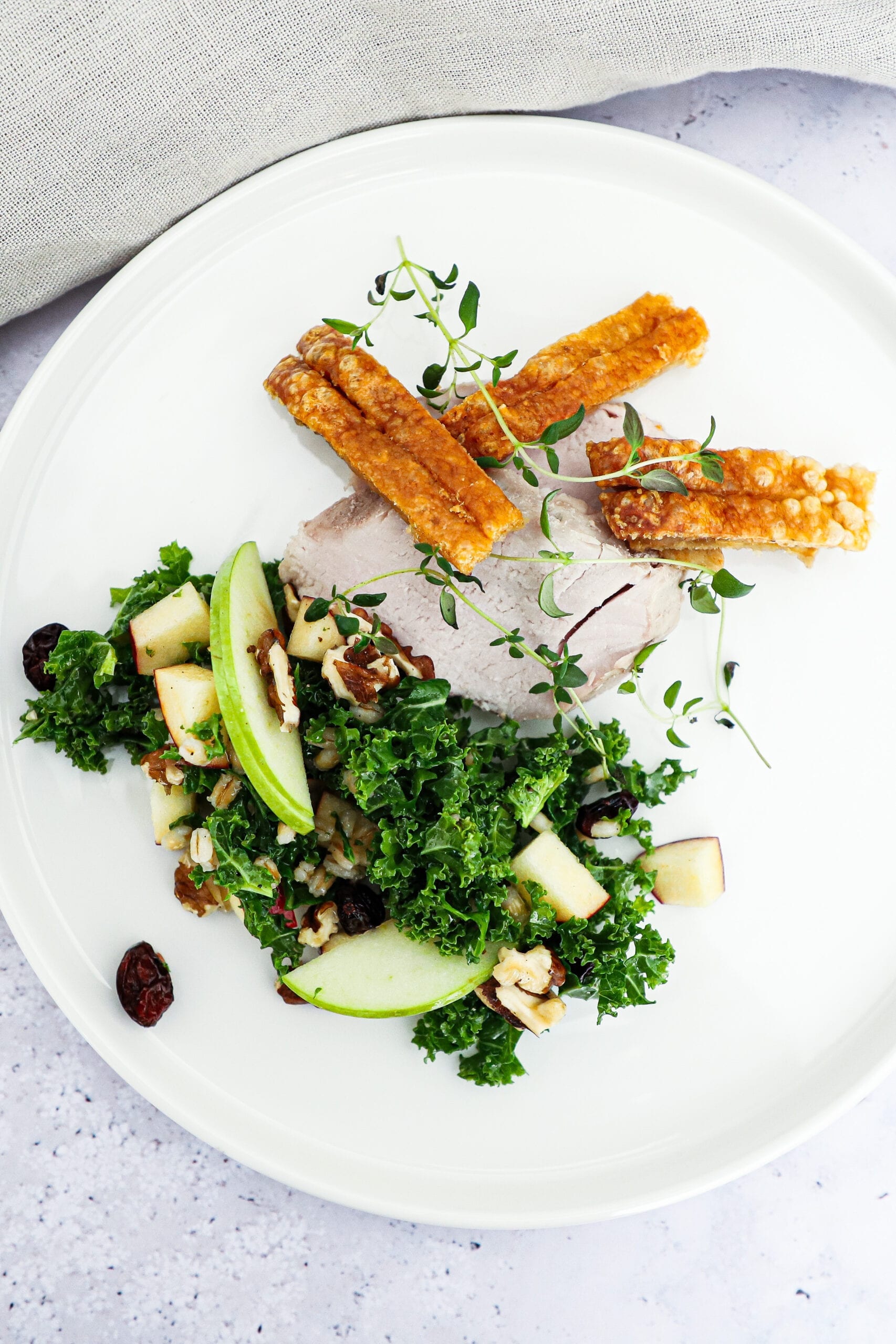 Sous vide flæskesteg - Opskrift på flæskesteg med kålsalat