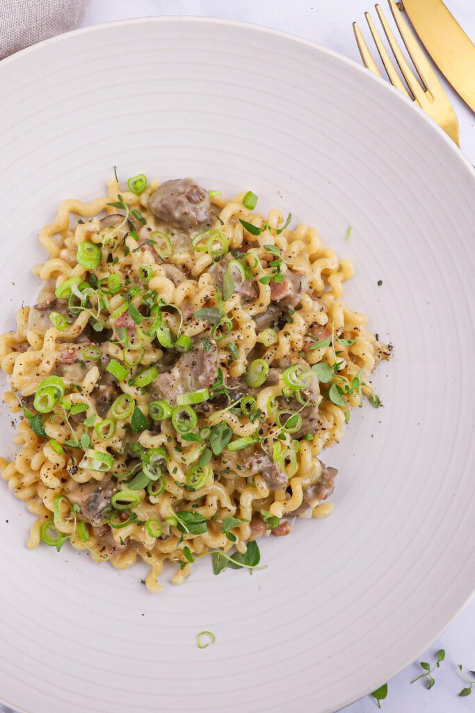One pot pasta - Opskrift med oksekød og svampe i flødesauce
