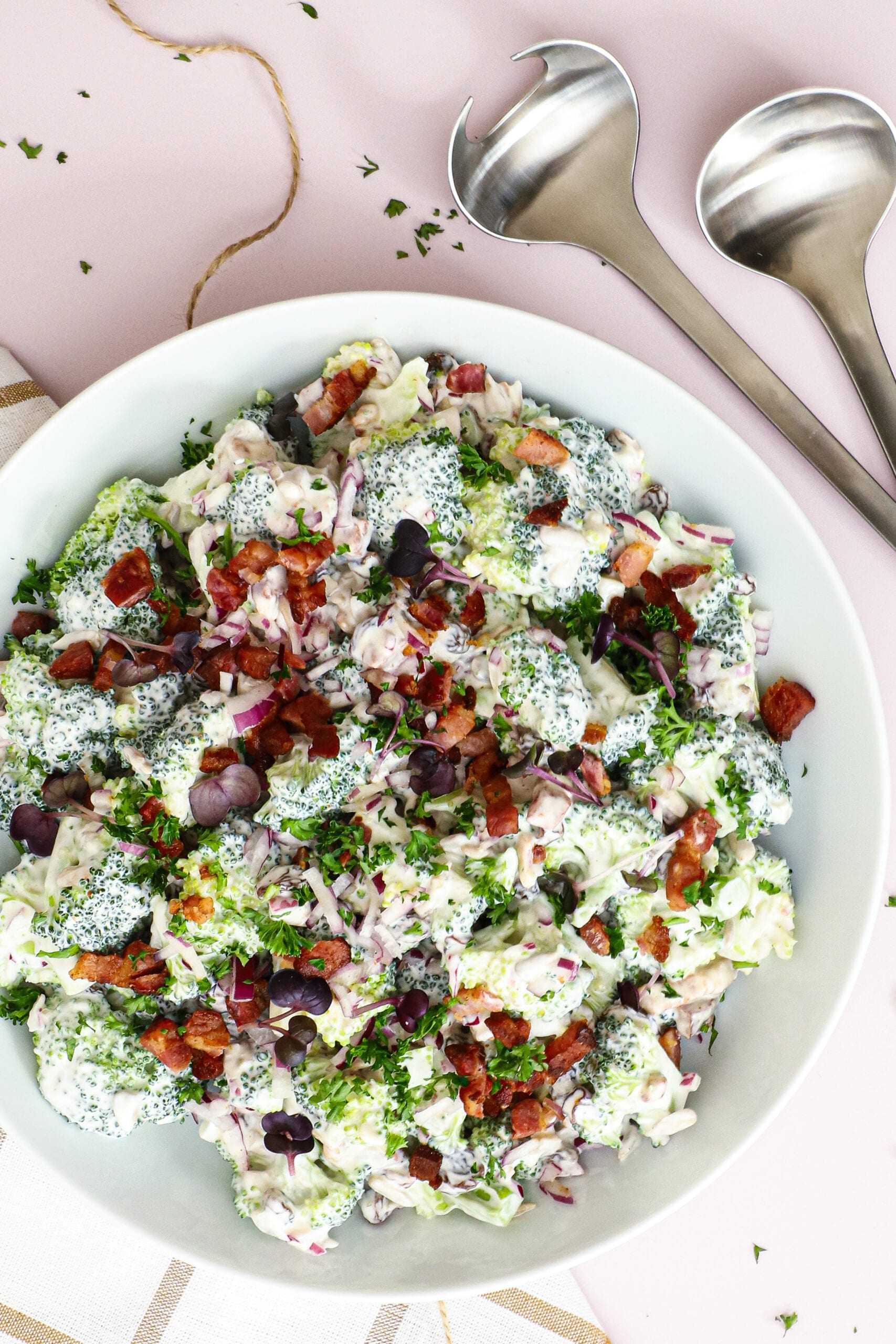Broccolisalat - Opskrift på lækker broccolisalat med bacon