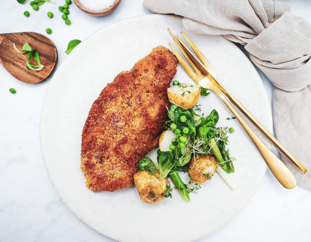 Fantastisk lækker kombination af den klassiske skinkeschnitzel serveret med en lækker frisk kartoffelsalat, - en rigtig forårs og sommer ret.
