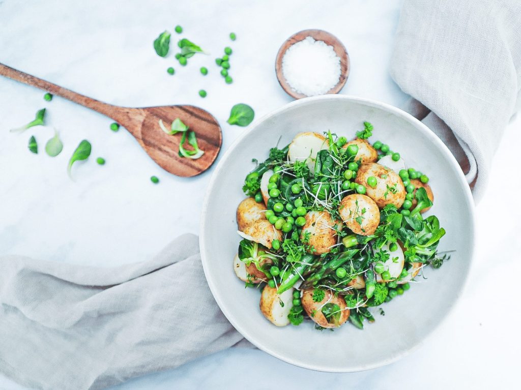 Kartoffelsalat - Opskrift på frisk kartoffelsalat med sommergrønt