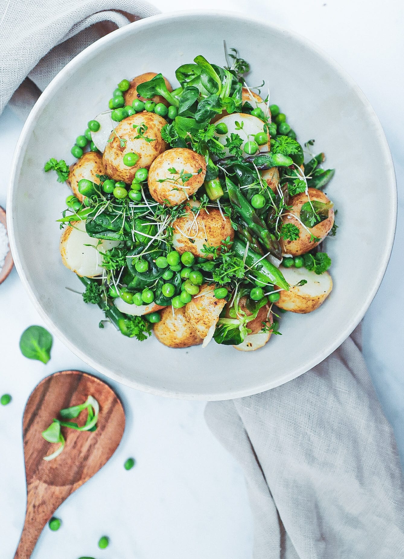 Kartoffelsalat - Opskrift på frisk kartoffelsalat med sommergrønt